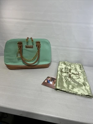 Bolso de mano y organizador Joy & Iman Satchel con cadena tono dorado y dije de reloj espuma de mar Foto 1 de 4