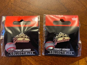 NEU POSTEN VON 2 New York Yankees Diadem Pink Logo Pins Aminco - Bild 1 von 2