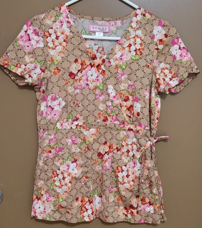 Blusa Koi Scrub Feminina XS Marrom Floral Rosa Laranja Flores Algodão Kathy Peterson - Imagem 1 de 4