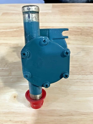 Bomba de agua cruda Volvo Penta MD2030C Foto 1 de 4