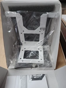 EK-UNI Staffa pompa (ventilatore 140 mm) verticale (Cerakote bianco brillante) 3831109843291 - Foto 1 di 2