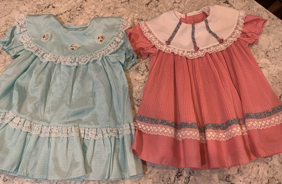 Lote de 2 vestidos clásicos modestos con cuello de encaje de los 90 vintage para niñas pequeñas 2T Foto 1 de 4