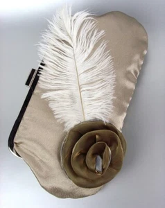 ÚNICO Sex & the City Caqui Beige Flor Satinada Aplique Pluma Bolso sin asas - Imagen 1 de 4