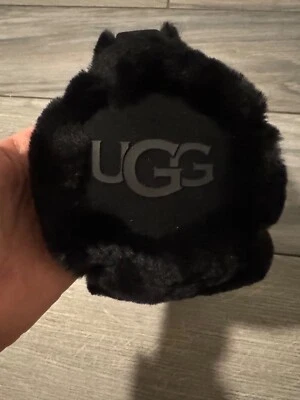 Protetores auriculares pretos com logotipo de pele sintética UGG AUSTRALIA, NOVO COM ETIQUETAS, TAMANHO ÚNICO - Imagem 1 de 2