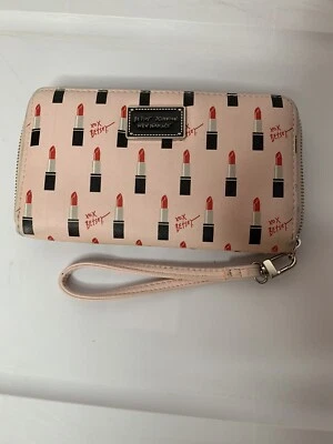 Cartera pulsera Betsey Johnson, correa desmontable, interior color plata  Foto 1 de 4