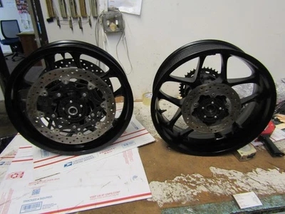 Juego de ruedas traseras delanteras negras Yamaha R1 2015-2024 OEM con rotores Foto 1 de 4
