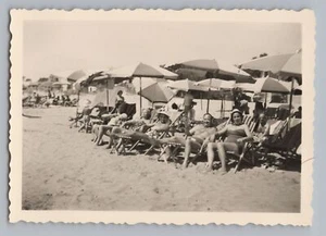 Lido di Jesolo Italia 1956 - Personas en la playa - Foto antigua años 50 - Imagen 1 de 2