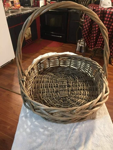 X large Vintage Willow Wood Wicker Basket 22" x 21" x 21" and 4" deep Cover
