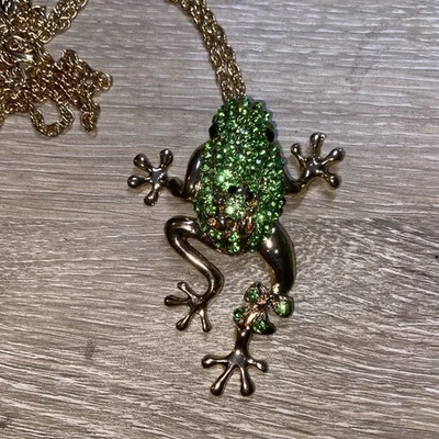 Rana de cristal verde Betsey Johnson 🐸 con collar bebé en la espalda  Foto 1 de 4