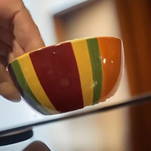 Ciotola piccola "Crate & Barrel" a righe arcobaleno - Foto 1 di 9