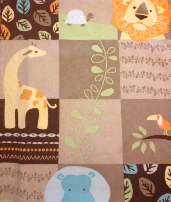 MANTA BEBÉ AMY COE marrón animales de la selva cuadrados león safari jirafa hipopótamo Foto 1 de 3