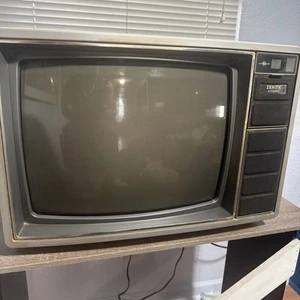 Retro 1986 White Zenith B1996W System 3 19" Color Sentry CRT TV - Turns On - Afbeelding 1 van 9