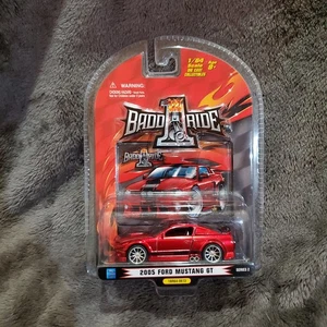 1 Badd Ride Series Two 2005 FORD Mustang GT rot Diecast Maßstab 1:64 - Bild 1 von 9