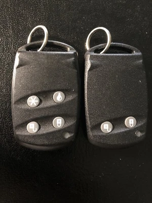 Dos llaveros de alarma inalámbricos ADT.  Foto 1 de 2