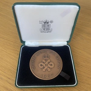 1987 ROYAL MINT QUEEN'S AWARD FOR EXPORT BRONZE MEDALLION IN CASE (25234) - Picture 1 of 5