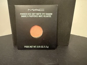 MAC STRIKE A POSE POWDER KISS SOFT MATTE EYESHADOW PRO PALETTE REFILL - Bild 1 von 3