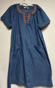 Go Softly Patio bestickt Knopf Denim Chambray Hauskleid Größe Medium - Bild 1 von 13