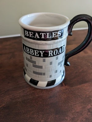 Taza de café Beatles Abbey Road de cerámica esculpida de 20 oz Foto 1 de 4