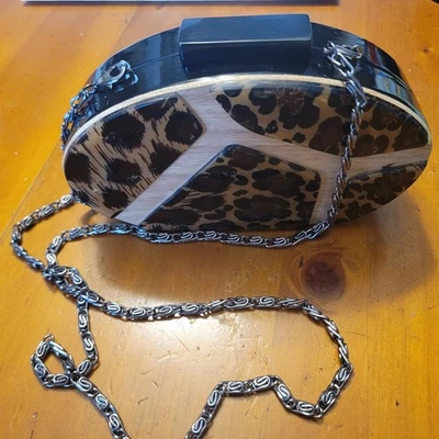 Bolso sin asas Lucite acrílico y madera con estampado de leopardo con cadena plateada extraíble cartera bidireccional Foto 1 de 4