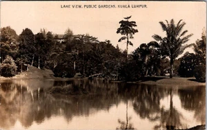 KULA LUMPUR, MALASIA - JARDINES PÚBLICOS CON VISTA AL LAGO - ANTIGUA POSTAL CON FOTO REAL - Imagen 1 de 2