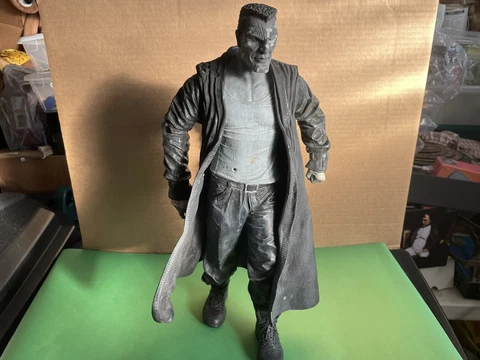 Mezco Toys Sin City “Marv” Action Figure Cover