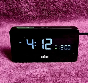 Braun Digitaler Wecker mit LCD-Display, 2x USB-Anschlüsse, Modell BNCO20BK - Bild 1 von 8