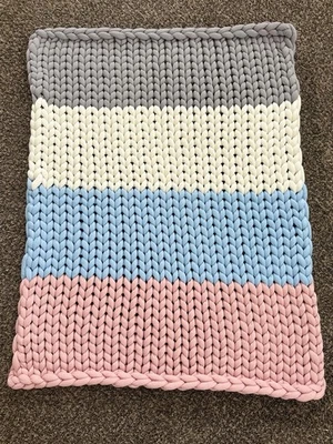 Manta pesada tejida gruesa Uttermara - gris, crema, azul y rosa Foto 1 de 4