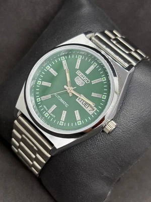 Vintage Refurbished Seiko 5 Automatic Day/Date Japan Men's Wrist Watch - Image 1 of 4