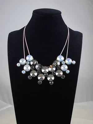 Collar frontal Kenneth Cole New York tono plateado moderno ópalo facetado cuentas vidrio Foto 1 de 2