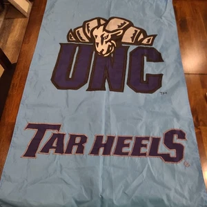North Carolina Teer Heels Flagge 47” x 28” NCAA UNC hellblau Maskottchen großes Banner - Bild 1 von 3