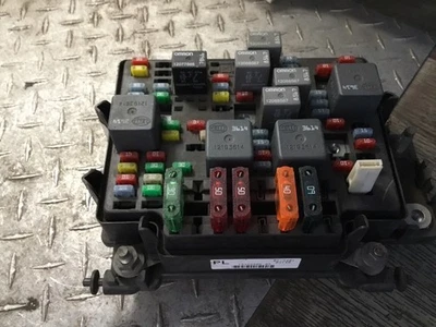 GMC 1999 2000 2001 2002 Sierra Silverado Tahoe Yukon Fuse Box Engine Bay  OEM - Image 1 of 4