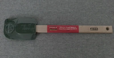 NUEVA Espátula de Goma de Alto Calor Verde Pyrex Hunter De Colección Y2K Difícil de Encontrar Mango de Madera Foto 1 de 4