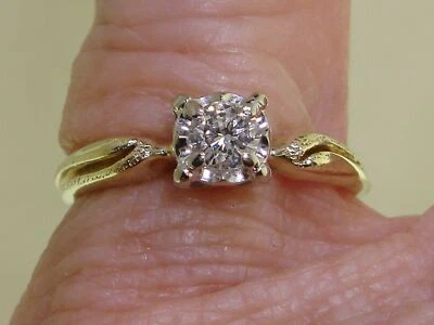 VINTAGE 14K SOLID GOLD APPROX. 1/5 CTW SPARKLING DIAMOND ENGAGEMENT RING! SZ 6 - Image 1 of 4