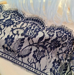 Spitzenborte Wimpernspitze mit Blumen Dunkelblau Gipüre Spitzenband Meterware - Bild 1 von 3