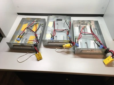 LOTE DE 3 - APC UPS SMT1500RM2U Bandeja de batería AP 885-5175A con arnés de cables Foto 1 de 2