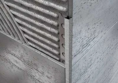 Profilo ALLUMINIO decorato argento angolo quadro per piastrelle. Barra 2.5 M - Immagine 1 di 2