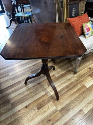 Antigua mesa de té lateral con base de pedestal Federal Sheraton inclinable de caoba Foto 1 de 4