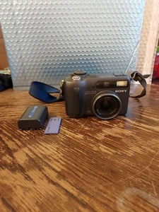 Sony Cyber Shot fotocamera digitale 4,1 mega pixel e film MPEG  - Foto 1 di 8
