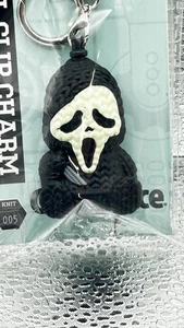 Handmade by Robots Ghost Face Micro Vinyl Clip Charm Schlüsselanhänger Leuchtet im Dunkeln 2024 - Bild 1 von 3