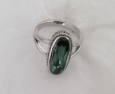 Nuevo Anillo S925 Plata Facetado Verde Circonita Ovalada Talla 10 Elegante Impresionante Foto 1 de 4