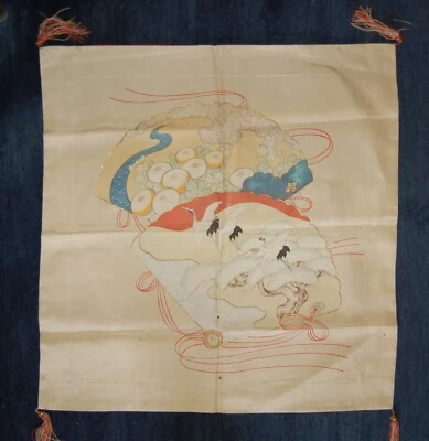 Fukusa de seda: crisantemos y grúas en abanicos, teñido yuzen, hilo de oro, Japón Foto 1 de 4