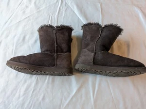 UGG Australia Bailey Botas Botón Mujer Talla 8 Marrón Oscuro Gamuza Piel de Oveja Zapatos - Imagen 1 de 24