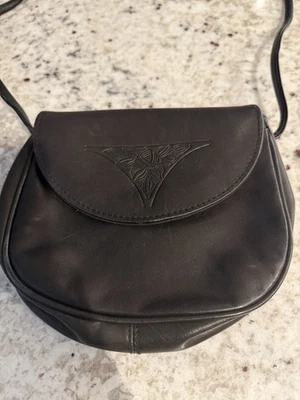 Bolso Bandolera De Colección Años 90 Rolfs Cuero Negro Pequeña Solapa Repujado Floral Logo Boho Foto 1 de 4