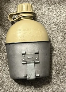 Borraccia in plastica da mensa militare statunitense 1980 con tazza di latta - Foto 1 di 3