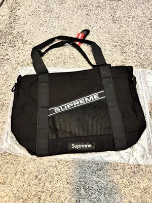 Bolso de Mano Supreme con Logo 3D (FW23) Foto 1 de 4