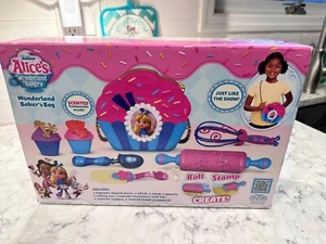 Nuova borsa Disney Junior Alice's Wonderland Bakery Wonderland Baker's 13 pezzi - Foto 1 di 3