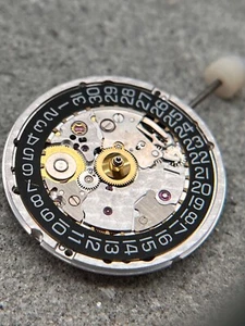 #1501 ORIGINAL OMEGA 2500 A UHRWERK CO AXIAL LÄUFT KALIBER MECHANISM MOVEMENT - Picture 1 of 7