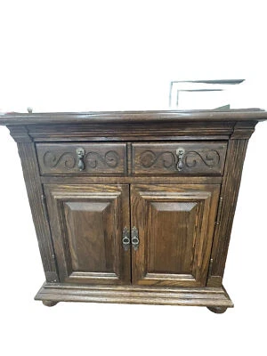 Mesita de noche de roble tallado artesanal Ethan Allen Foto 1 de 4