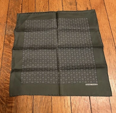 Cuadrado de bolsillo Hermes 100 % seda nuevo sin etiquetas sin usar Foto 1 de 4