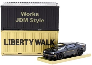 Dodge Challenger SRT Hellcat + 2 contenedores - negro - asfalto 1:64 - Imagen 1 de 6